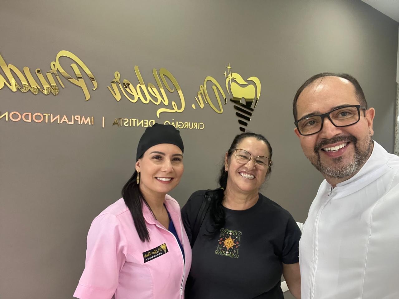 Paciente feliz com o Dr. Cleber e a equipe