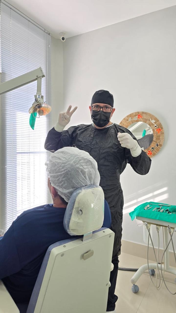 Dr. Cleber durante procedimento