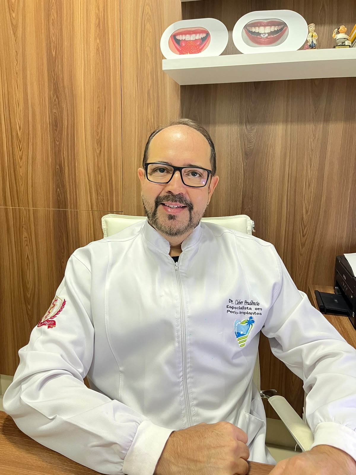 Dr. Cleber Prudêncio em seu consultório